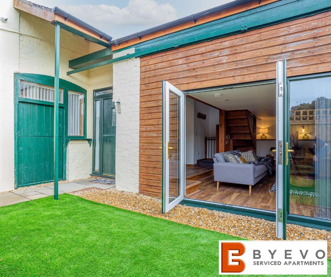 Byevo Oswestry Barn - Quirky Romantic Retreat Or Cosy Contractor Base Bagian luar foto